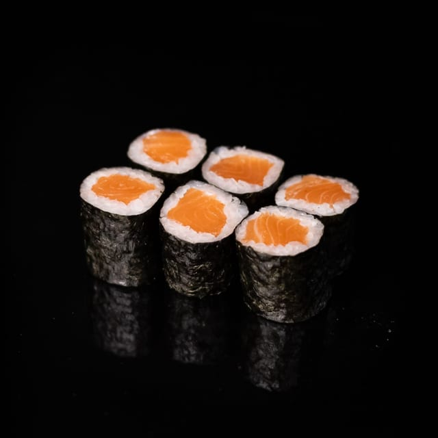 Hosomaki with Salmon.